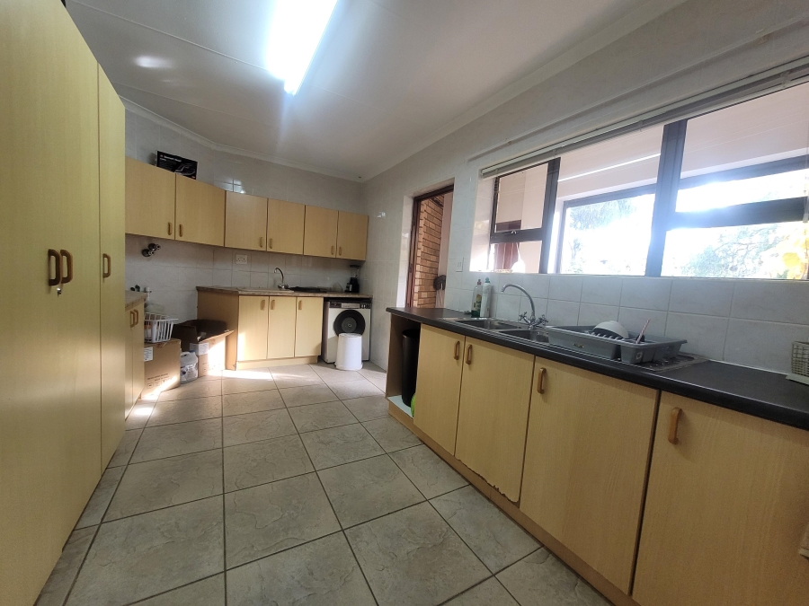 To Let 4 Bedroom Property for Rent in Wavecrest Eastern Cape